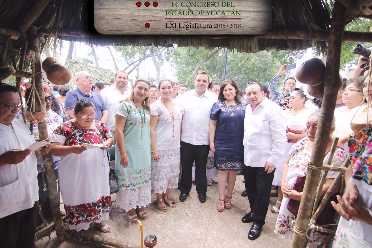 Altar del Congreso honra a ilustres yucatecos